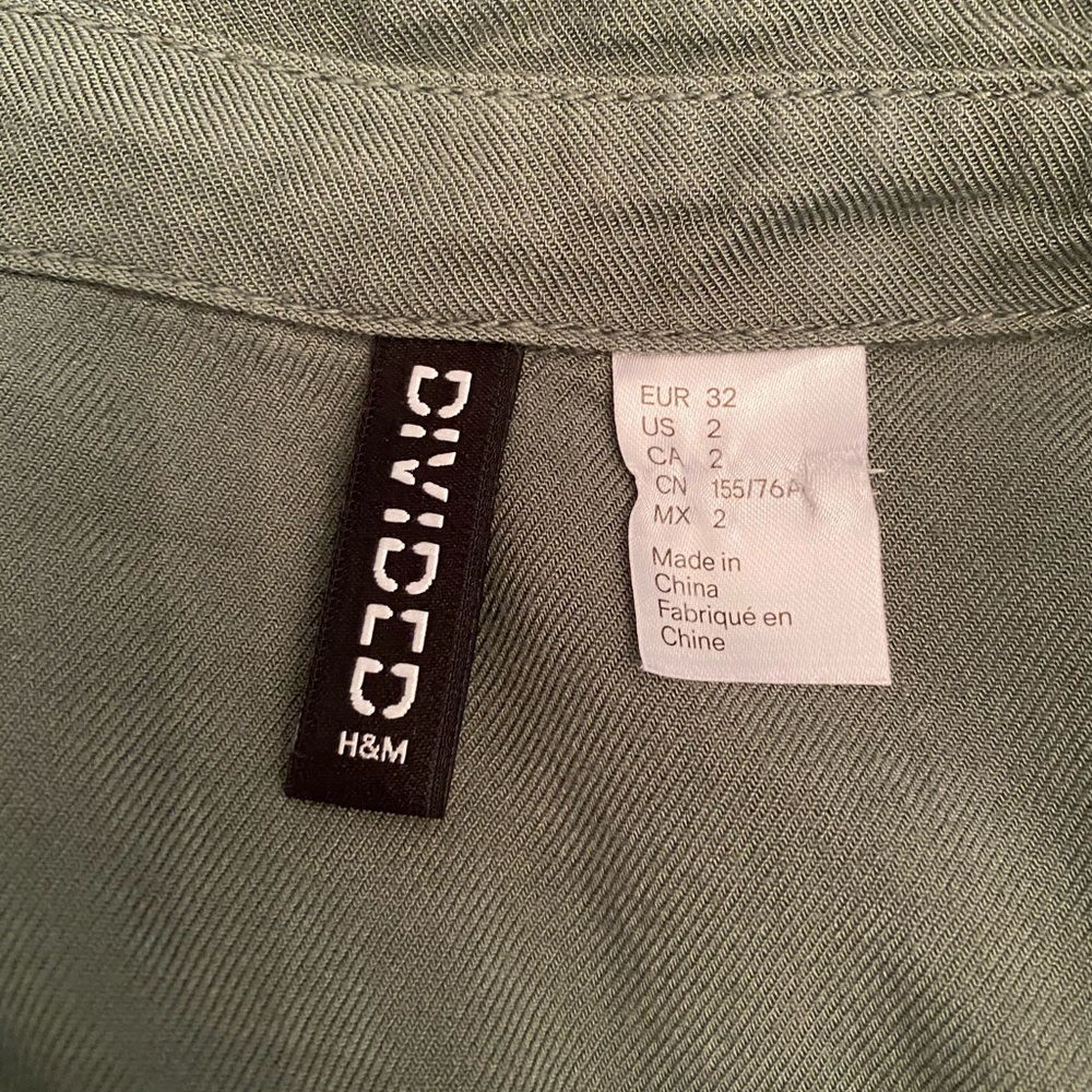 Button down - Picture 3 of 3